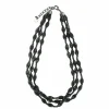 Collier Jeune femme se poudrant