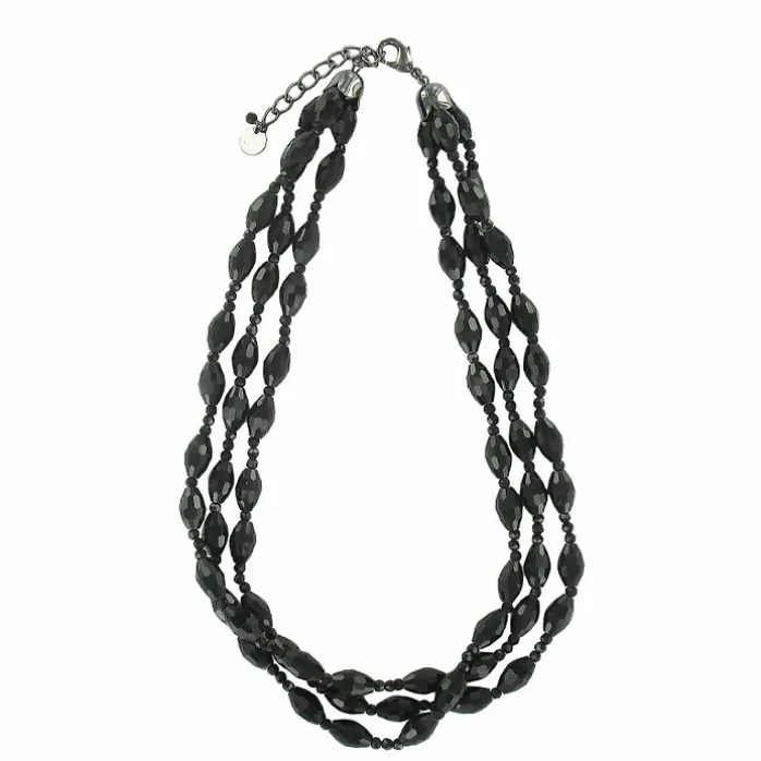 Collier Jeune femme se poudrant