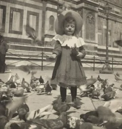 Devant le Dôme, Bernadette donne du grain aux pigeons (affiches d'art)