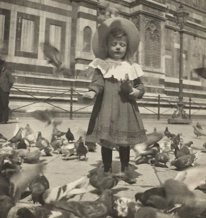 Devant le Dôme, Bernadette donne du grain aux pigeons (affiches d'art)