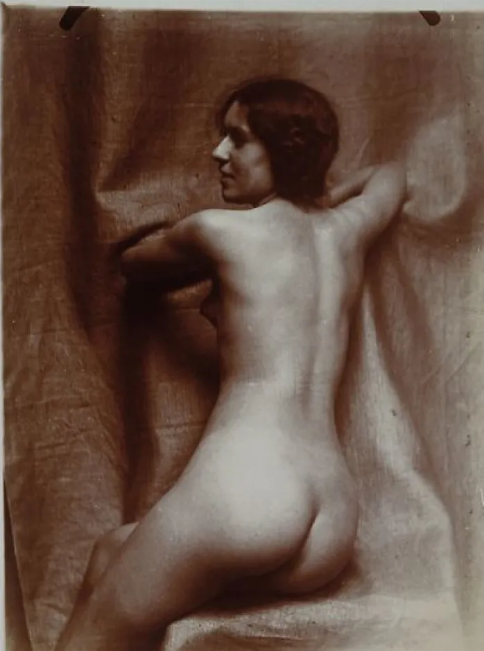 Femme nue assise de trois-quarts dos, sur une chaise, visage de profil gauche (panneaux acryliques)