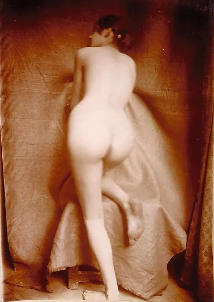 New Femme nue de dos, genou droit appuyé sur un tabouret (affiches d'art) Affiches D'Art