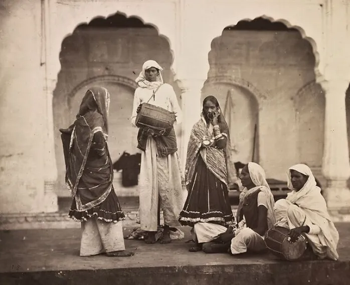 Groupe de hijra, 1870-1880 (panneaux aluminium)