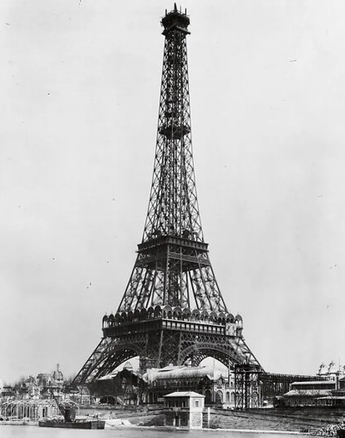 La Tour jusqu'au 3e étage et le début du lanternon (panneaux aluminium)