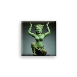 Magnet Personnage féminin agenouillé