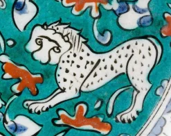 Plat à décor de lion, lièvres et animaux fantastiques sur fond vert II/II (toiles sur châssis)