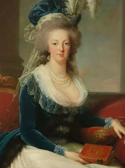 Online Reine Marie-Antoinette assise, en manteau bleu et robe blanche, tenant un livre à la main (panneaux aluminium) Panneaux Aluminium|Toiles Encadrées