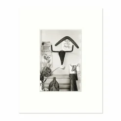 Sale Reproduction sous Marie-Louise David Douglas Duncan - Sculpture Tête de taureau accrochée au mur du salon de l'atelier de La Californie, Cannes 1957 Affiches Et Reproductions