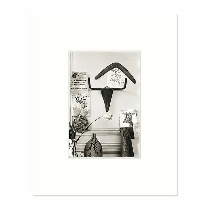 Sale Reproduction sous Marie-Louise David Douglas Duncan - Sculpture Tête de taureau accrochée au mur du salon de l'atelier de La Californie, Cannes 1957 Affiches Et Reproductions