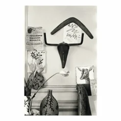 Sale Reproduction sous Marie-Louise David Douglas Duncan - Sculpture Tête de taureau accrochée au mur du salon de l'atelier de La Californie, Cannes 1957 Affiches Et Reproductions