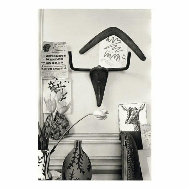 Sale Reproduction sous Marie-Louise David Douglas Duncan - Sculpture Tête de taureau accrochée au mur du salon de l'atelier de La Californie, Cannes 1957 Affiches Et Reproductions