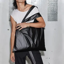 Sac noir métallique avec pochette zippée 50x42cm