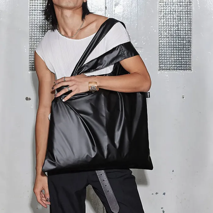 Sac noir métallique avec pochette zippée 50x42cm