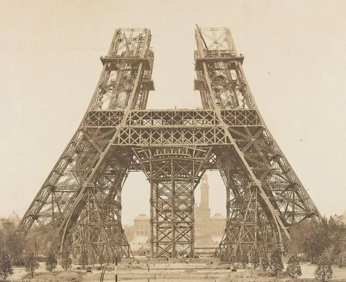 Tour Eiffel : montage des piliers au-dessus du pilier du 1er étage (affiches d'art)