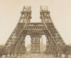 Discount Tour Eiffel : montage des piliers au-dessus du pilier du 1er étage (toiles sur châssis) Toiles Sur Châssis|Panneaux Acryliques