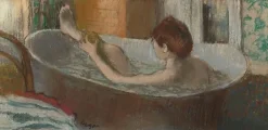 Une femme dans une baignoire s'épongeant la jambe (toiles encadrées)