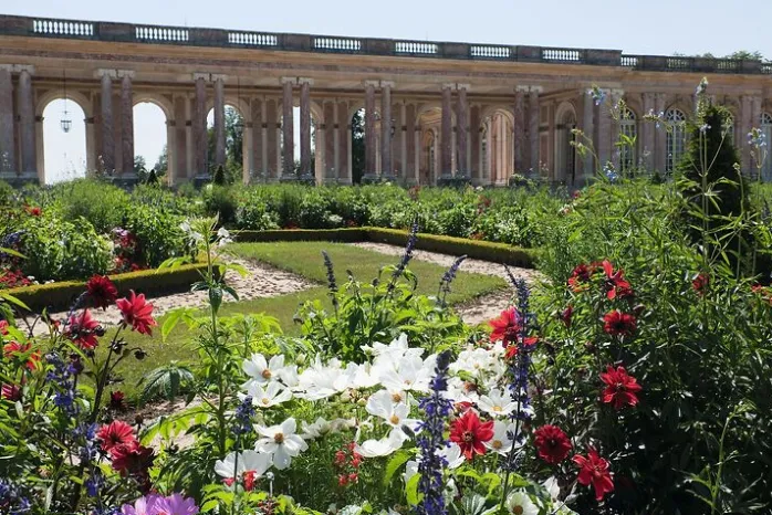 Vue extérieure du Grand Trianon : péristyle côté jardins, façade sur le Parterre haut (panneaux acryliques)
